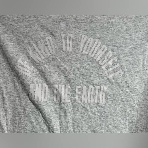 VS Pink T-Shirt - Picture 3 of 4